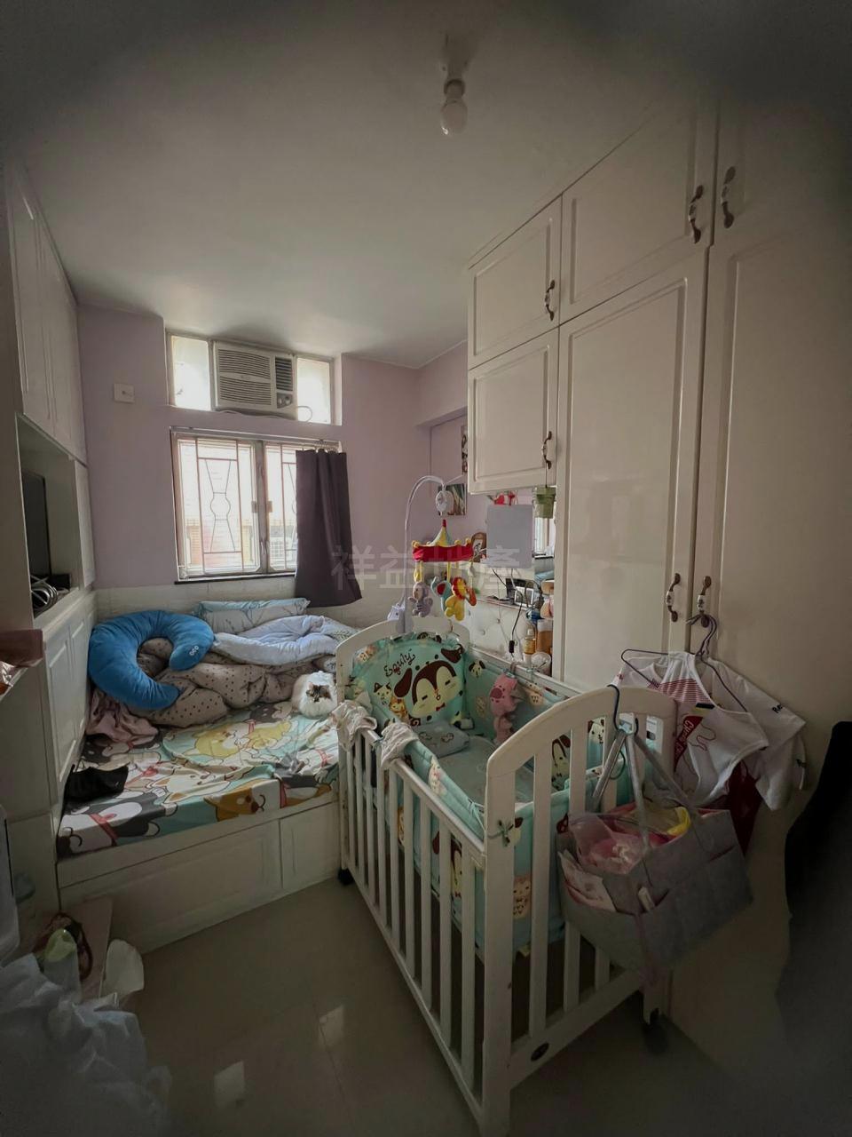 主人房面積不狹小,放置雙人床和嬰兒床後,仍有不少空間使用。(代理提供)