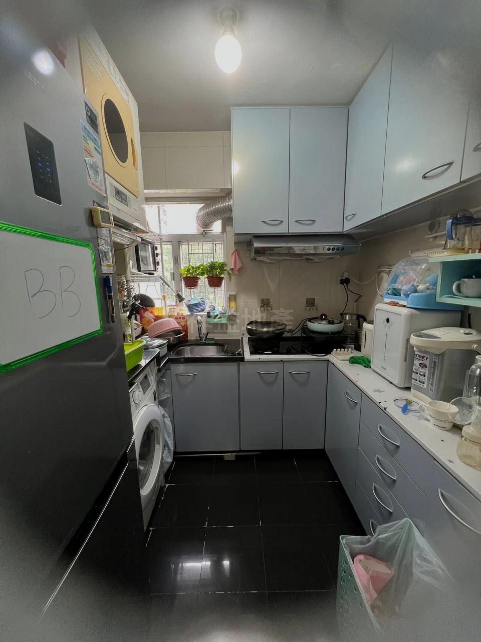廚房間隔闊落,有足夠空間擺放洗衣機和乾衣機。(代理提供)