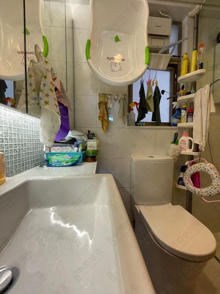 浴室為明廁設計,裝修整潔新淨。(代理提供)