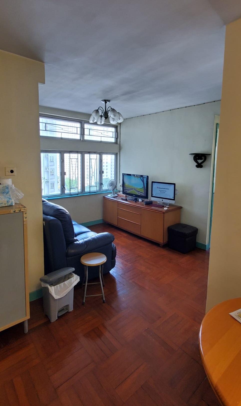 年青情侶趕於業主外遊前登門洽購,成功以522萬元承接新葵興花園兩房單位,造價較上一宗同類成交平9%。