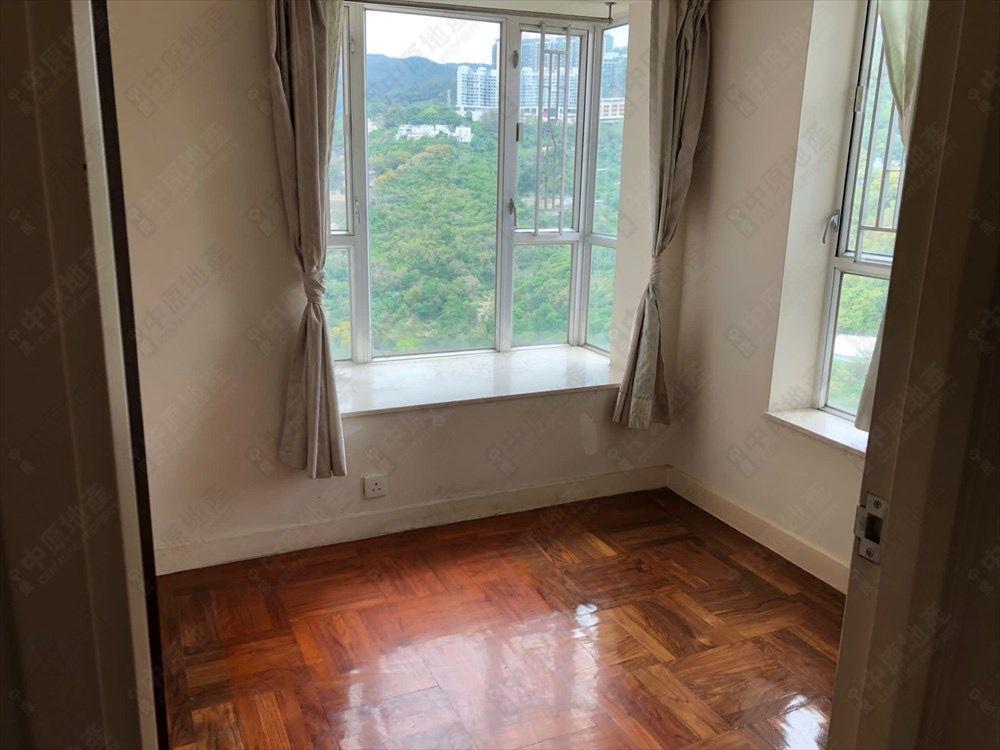 單位層數高,景觀以翠綠山景為主,清靜開揚。(代理提供)