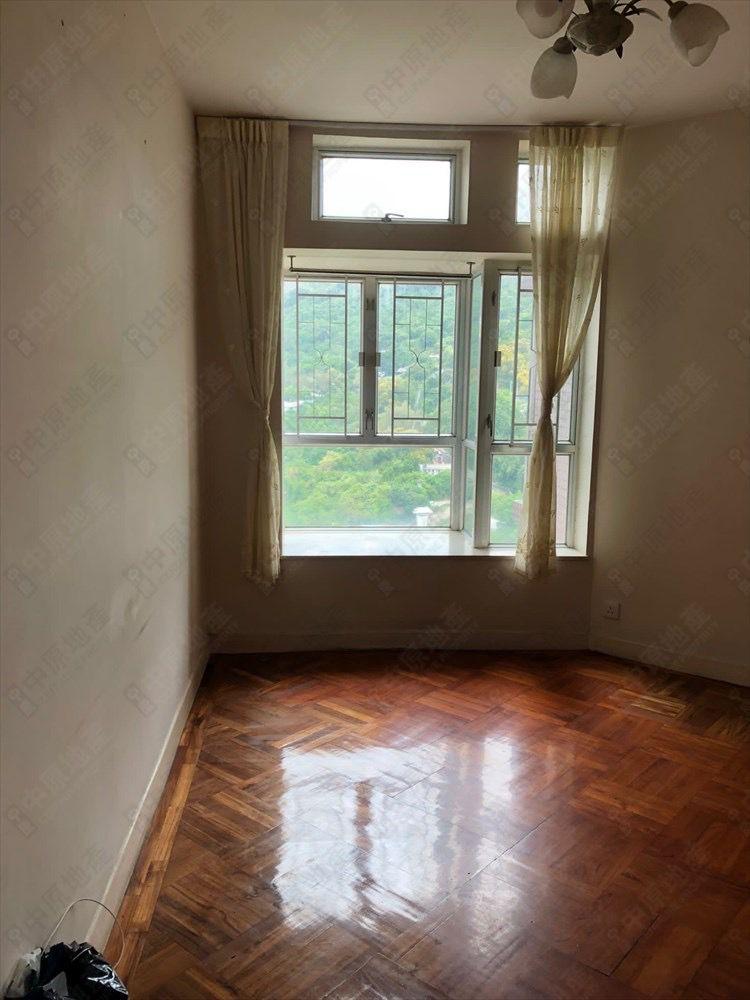 大廳間隔闊落見使,窗外以綠油油山巒景為主。(代理提供)