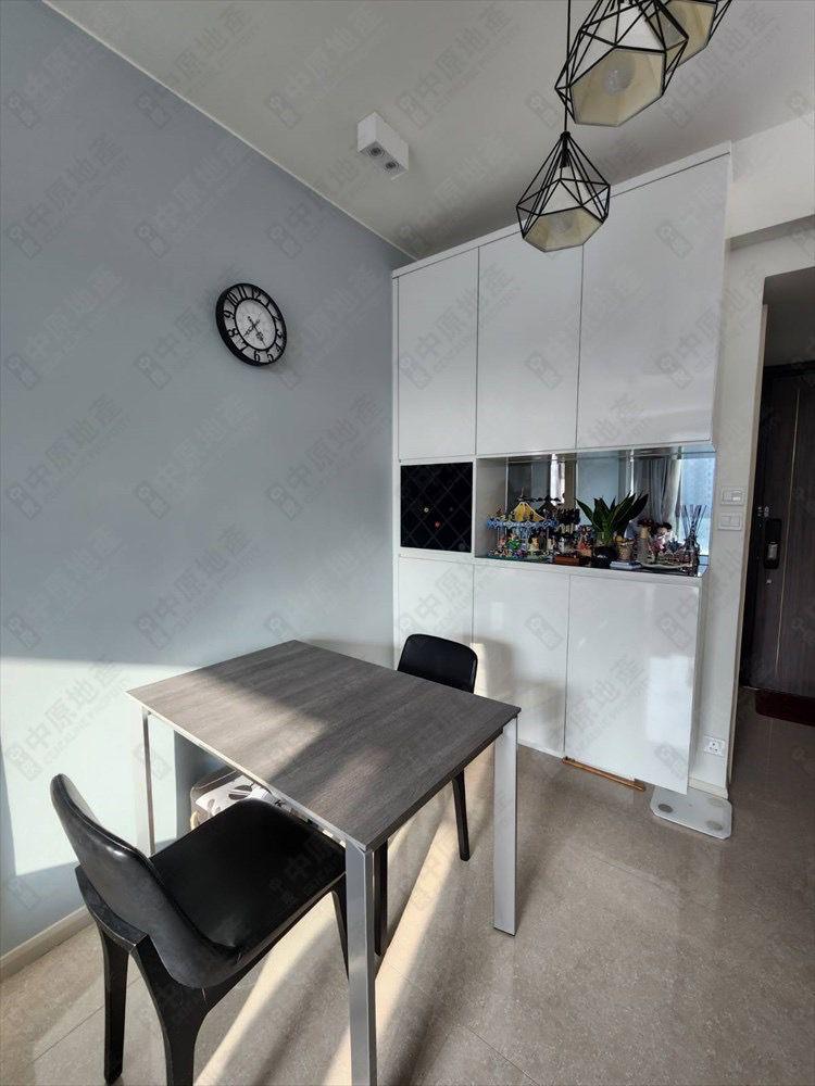 單位位處高層,室內光線充沛。(代理提供)