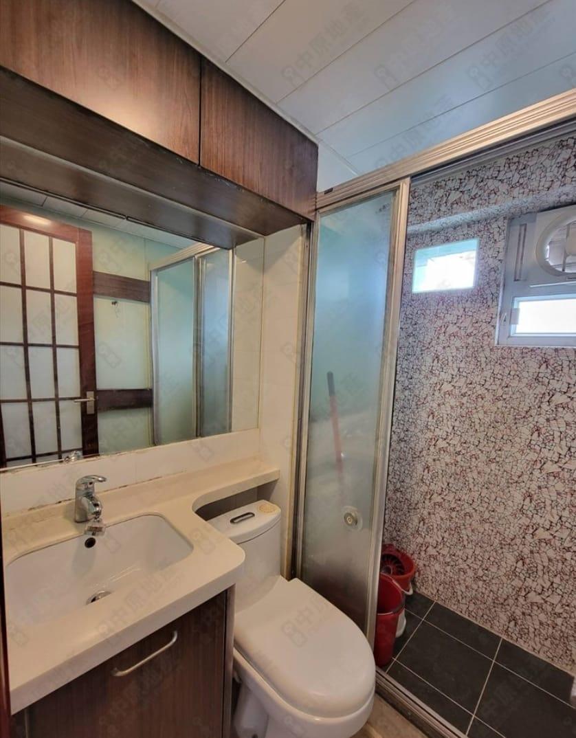 浴室屬明廁設計,面積不細小。(代理提供)