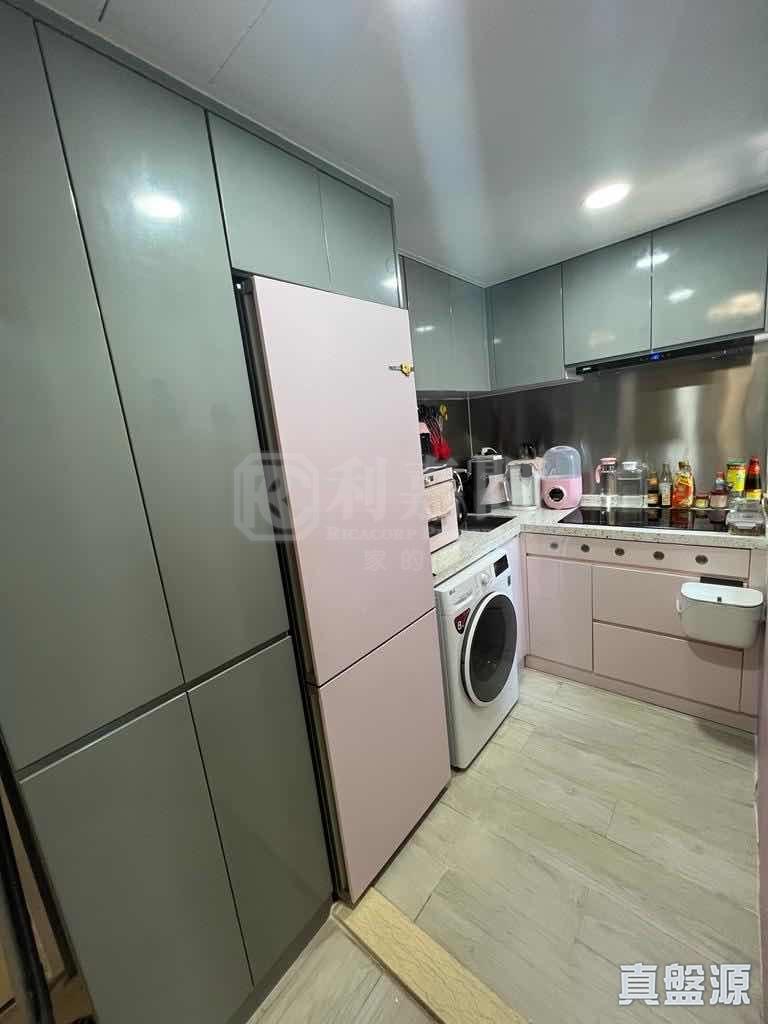 廚房空間闊落,配套新淨。(代理提供)