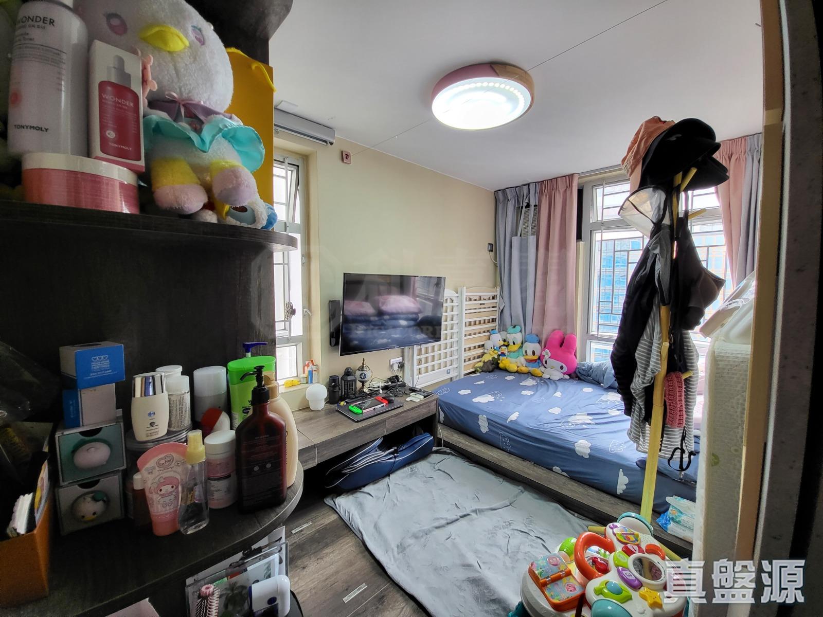 睡房設有地台,收納空間大增。(代理提供)