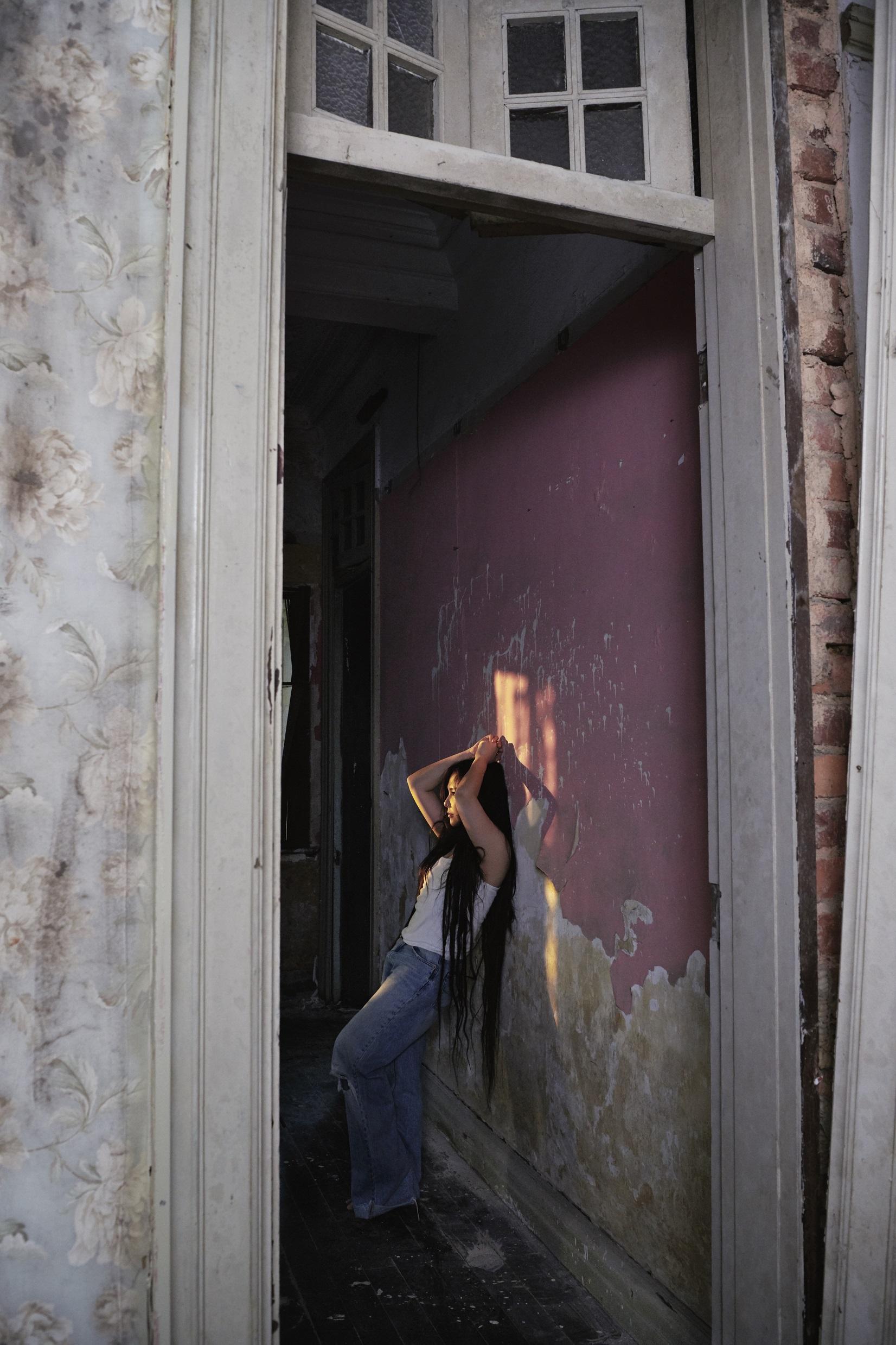 Janice罕有地以性感形象拍攝新專輯封面。