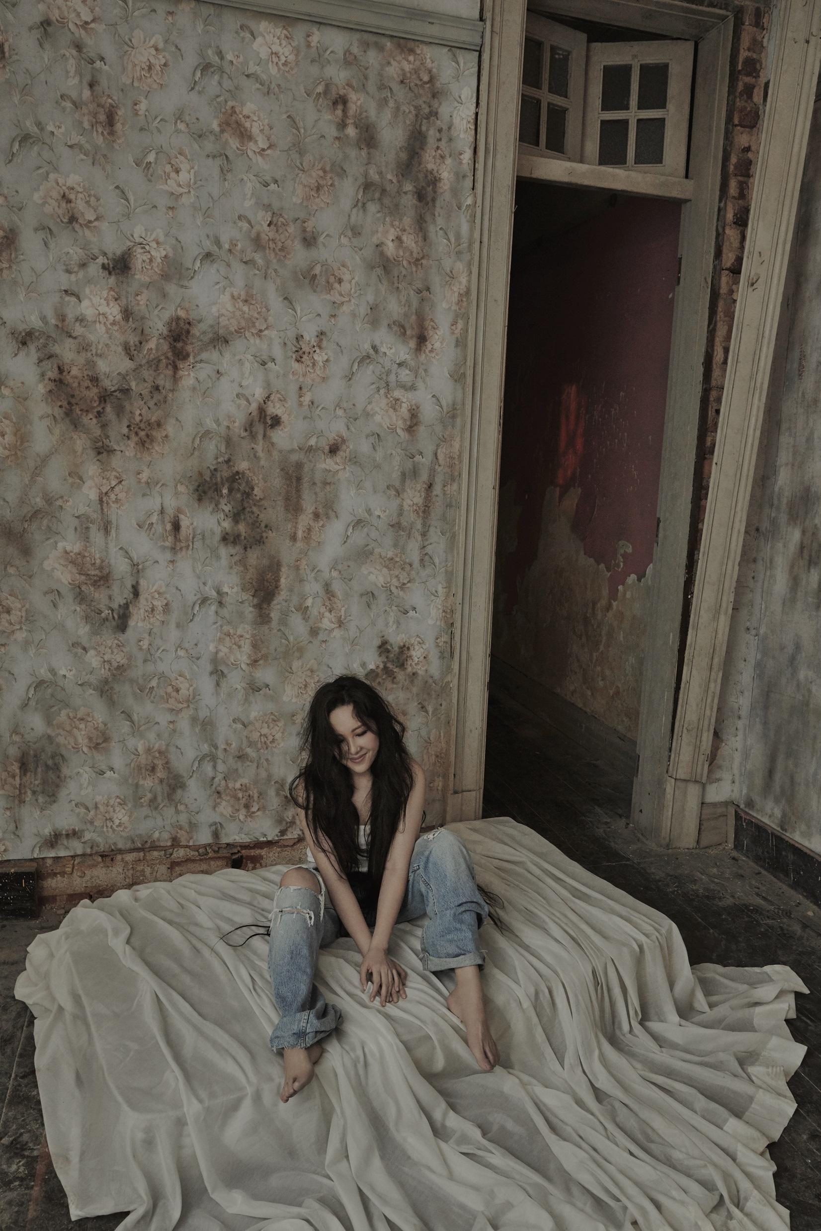 Janice罕有地以性感形象拍攝新專輯封面。