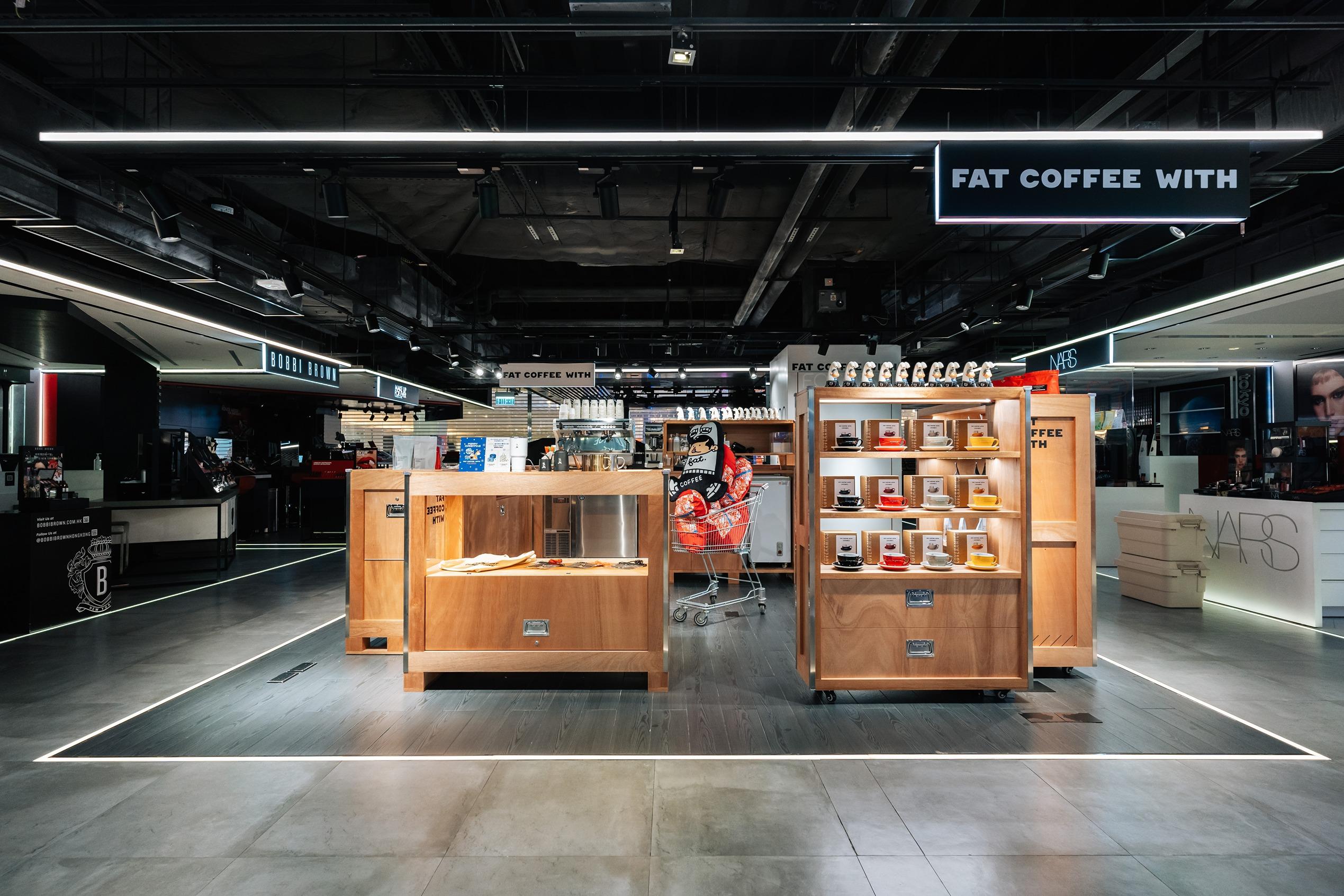 由即日起至明年2月28日,FAT COFFEE WITH 於海港城海運大廈 Facesss開設期間限定店,客人在購物時可換購聯乘限定禮品,還可品嚐到來自北海道的咖啡。