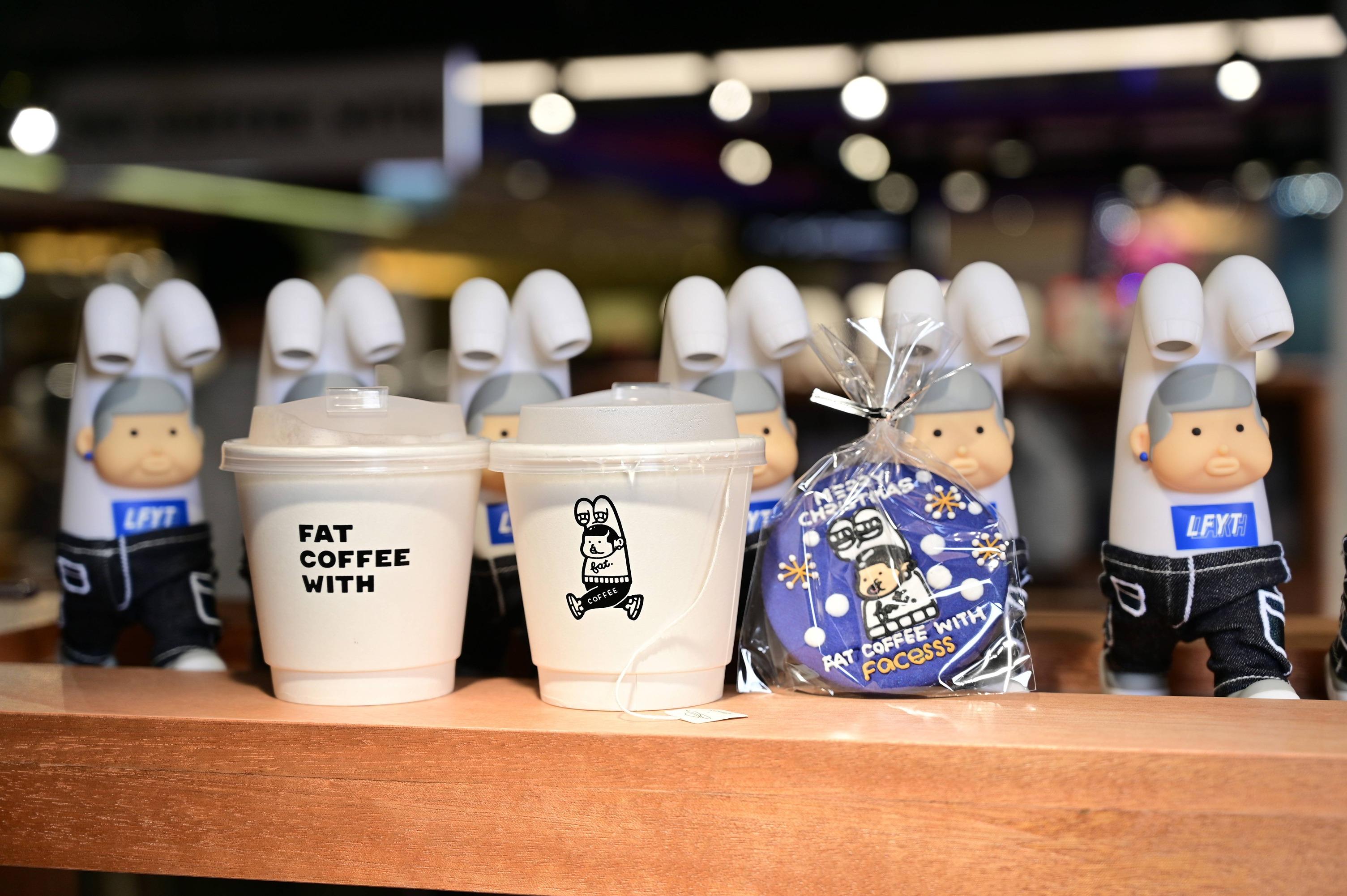 由即日起至明年2月28日,FAT COFFEE WITH 於海港城海運大廈 Facesss開設期間限定店,客人在購物時可換購聯乘限定禮品,還可品嚐到來自北海道的咖啡。