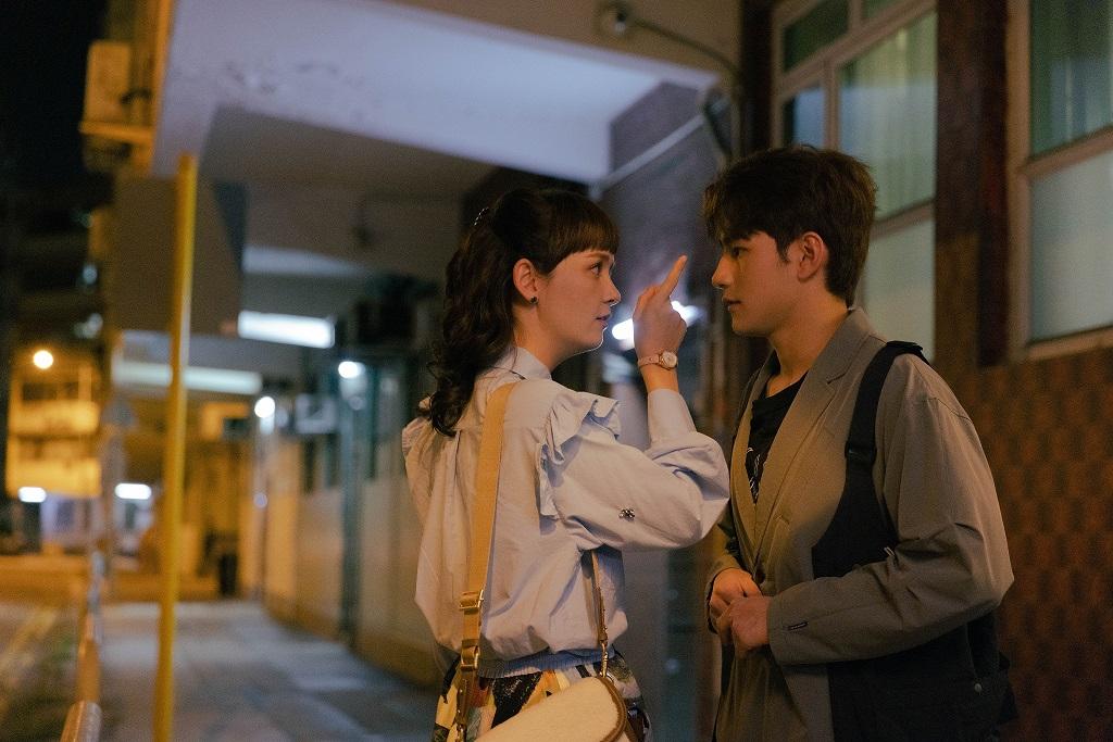 Jeffrey追求Asha多年,多次被拒絕仍不死心。(《百萬同居計劃》劇照)