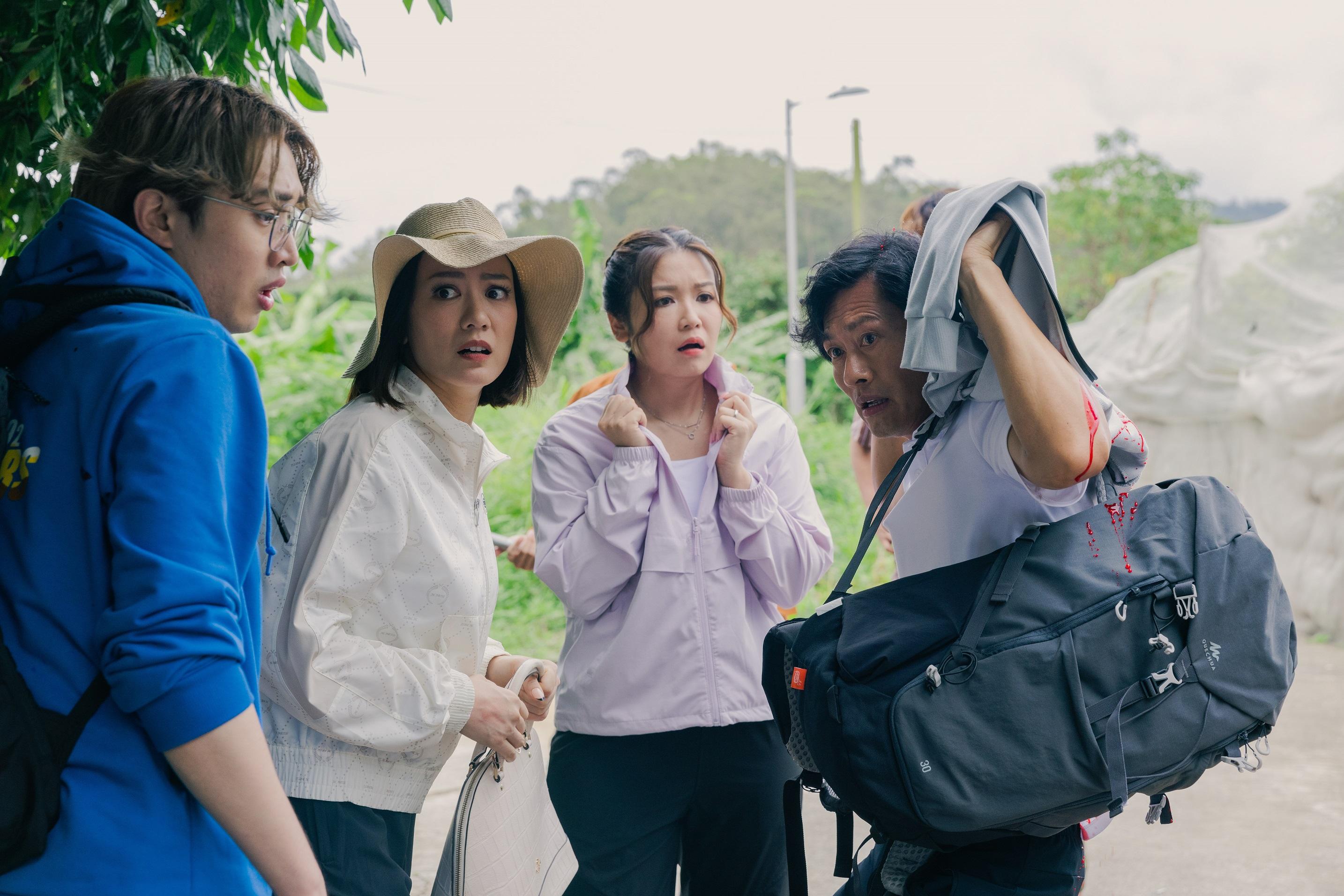 德斌為救簡慕華而被淋得背面全是紅油.