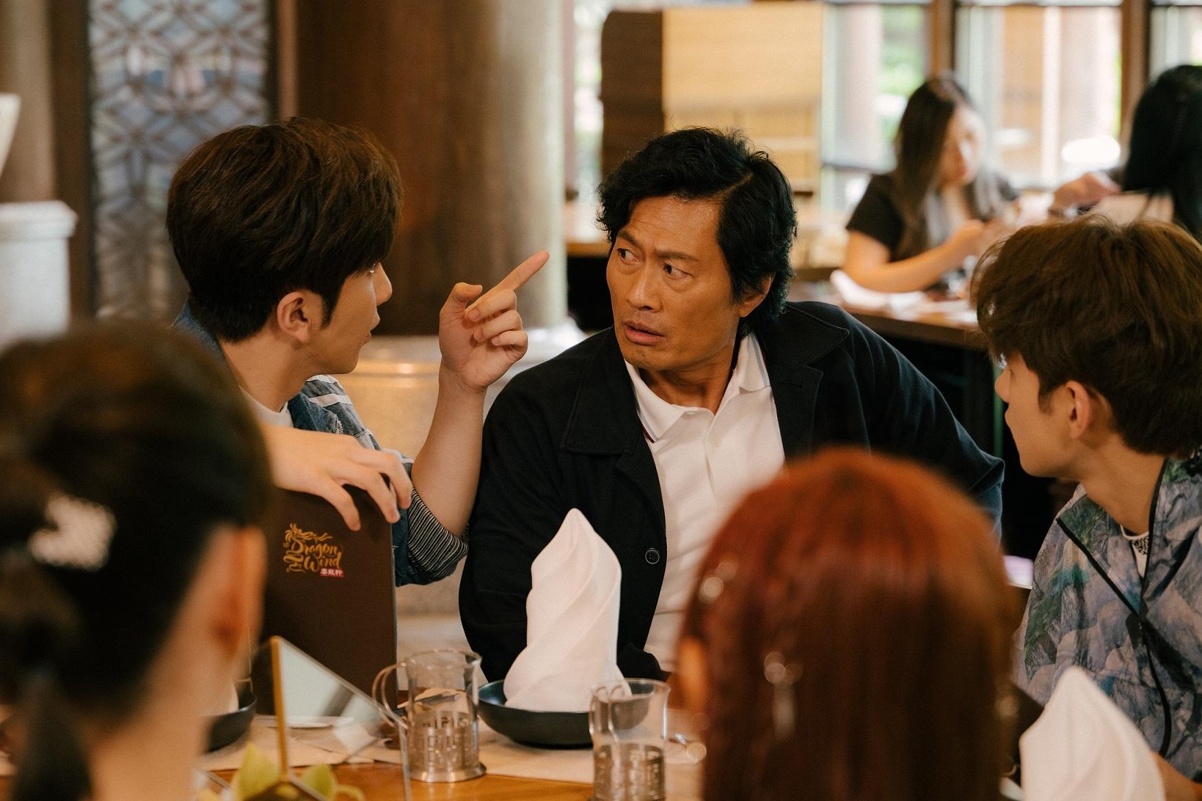 眾人同情蘇B,惟獨蕭遙 (黃德斌飾)懷疑蘇B另有目的。(《百萬同居計劃》劇照)