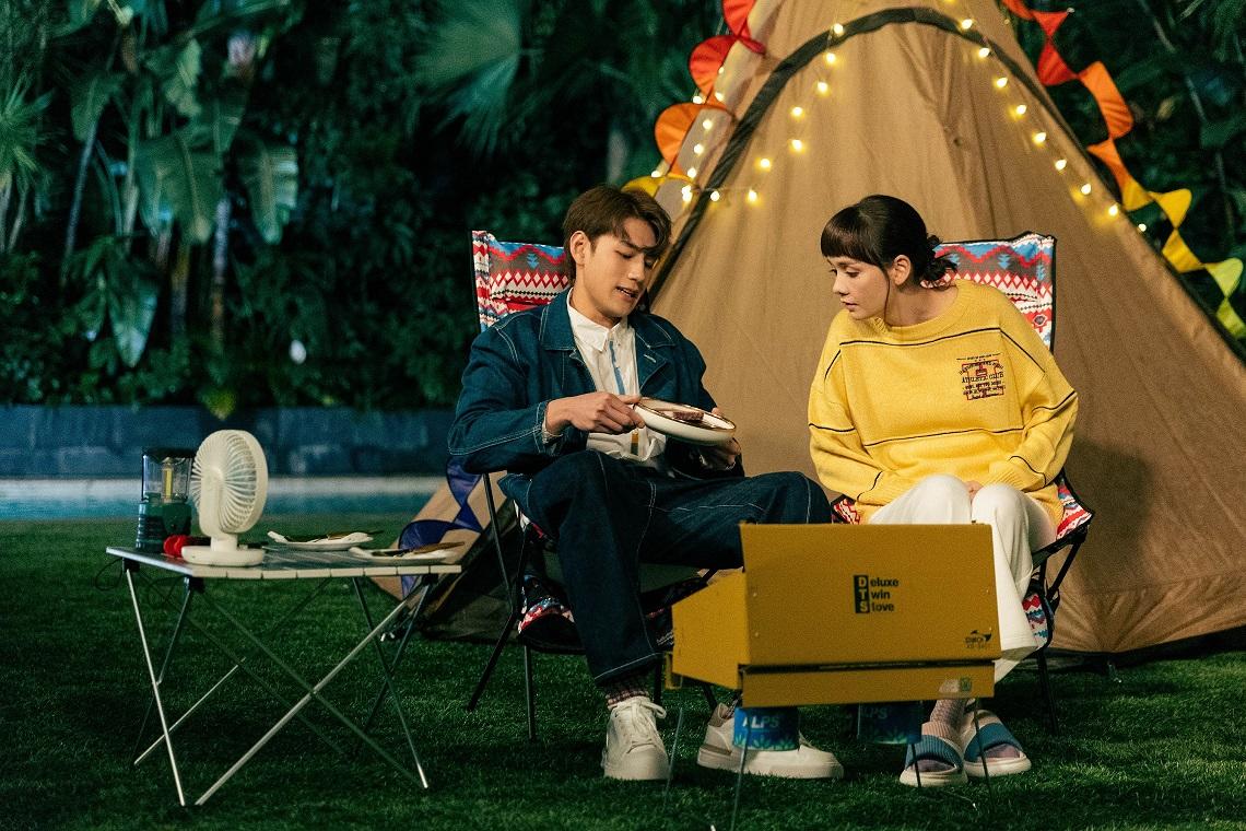 Jeffrey因擔心Asha被搶走而寄居於豪宅,甘心做花王。(《百萬同居計劃》劇照)