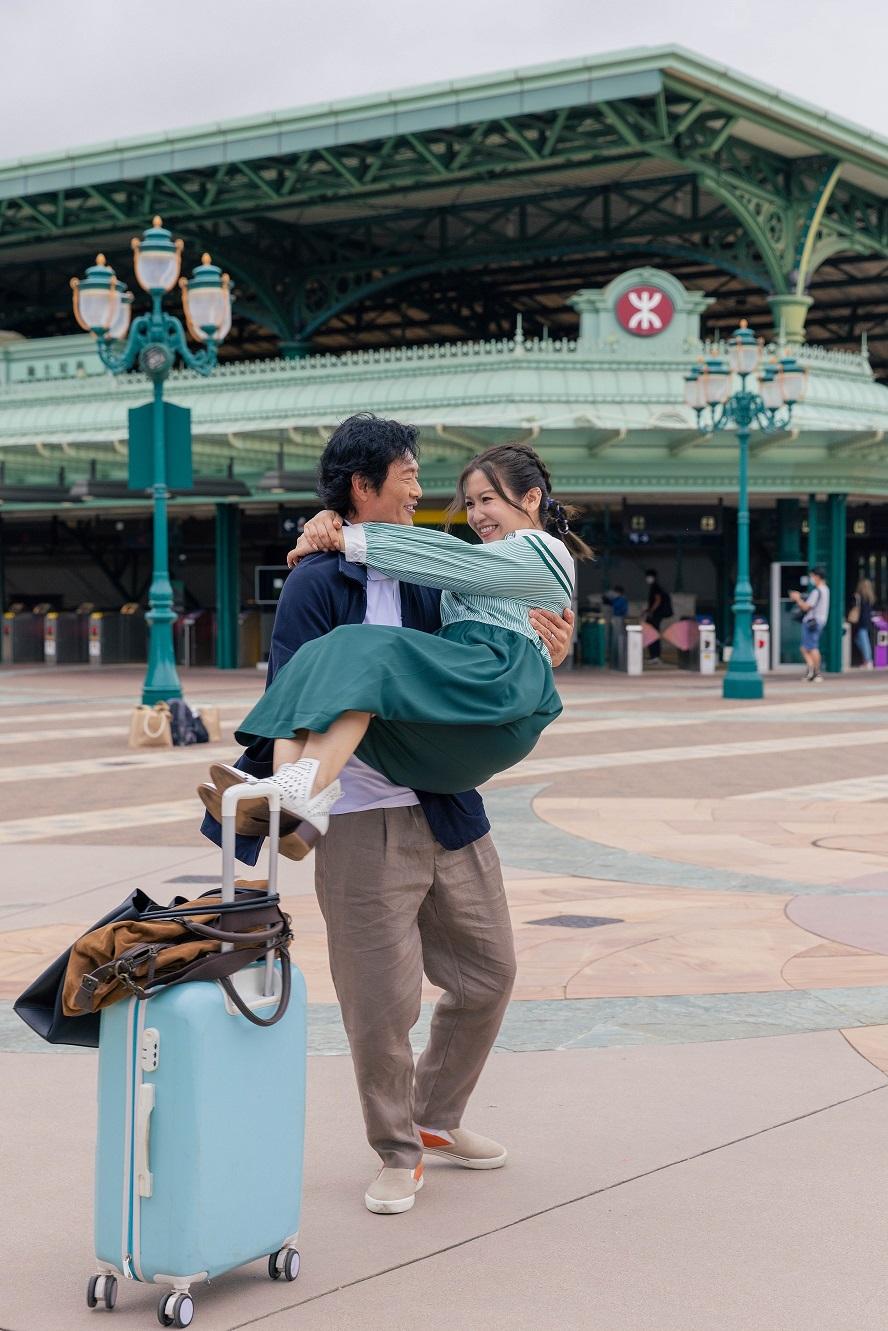 健碩的黃德斌於劇中經常要抱起練美娟。(《百萬同居計劃》劇照)