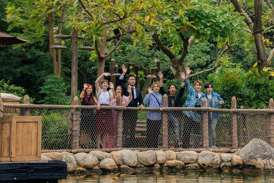 劇集在主題樂園取景,一眾演員寓工作於娛樂。(《百萬同居計劃》劇照)