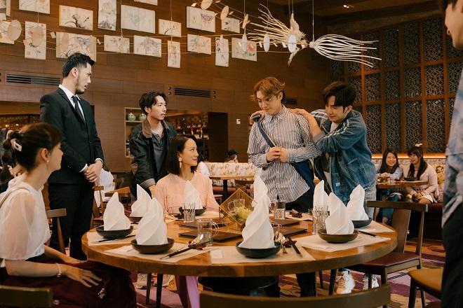 Anson Lo及Jer於拍攝前一晚入住樂園酒店,Jer大爆Anson Lo浸浴的秘密。(《百萬同居計劃》劇照)