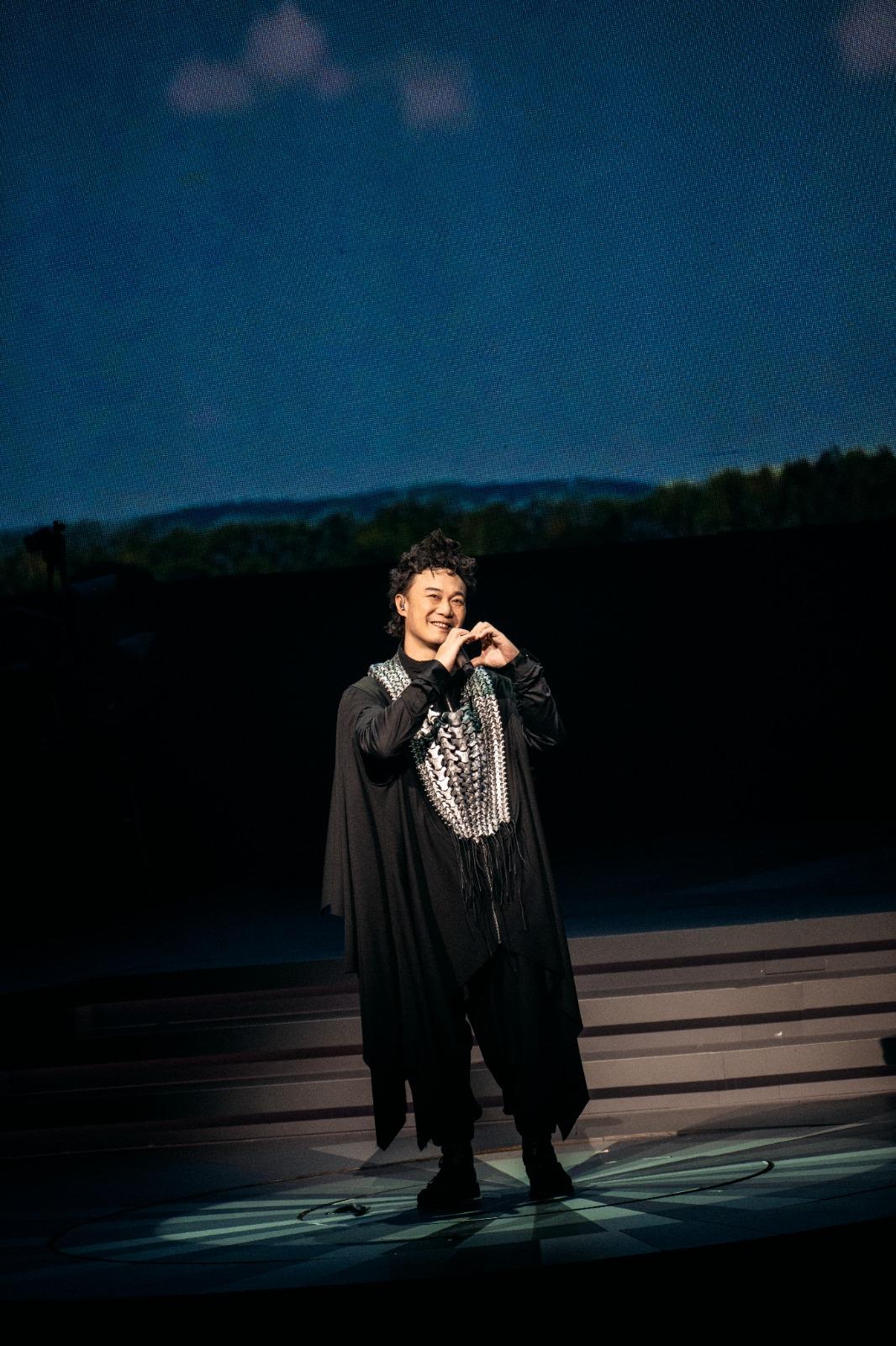 因現場觀眾反應熱烈,令Eason愈唱愈投入。