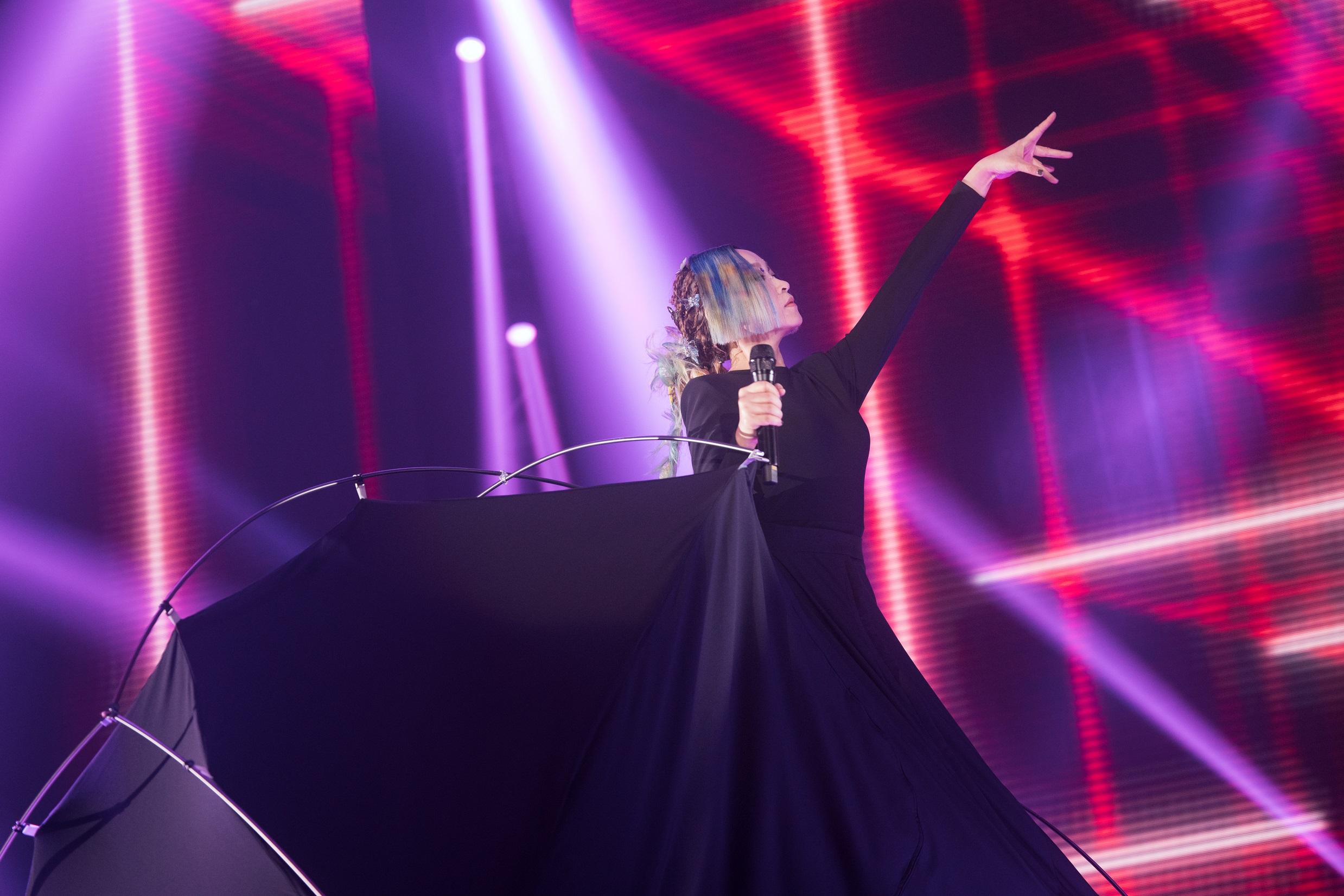 Ivana與Serrini合作開騷,被形容猶如兩件會行走唱歌的藝術品。