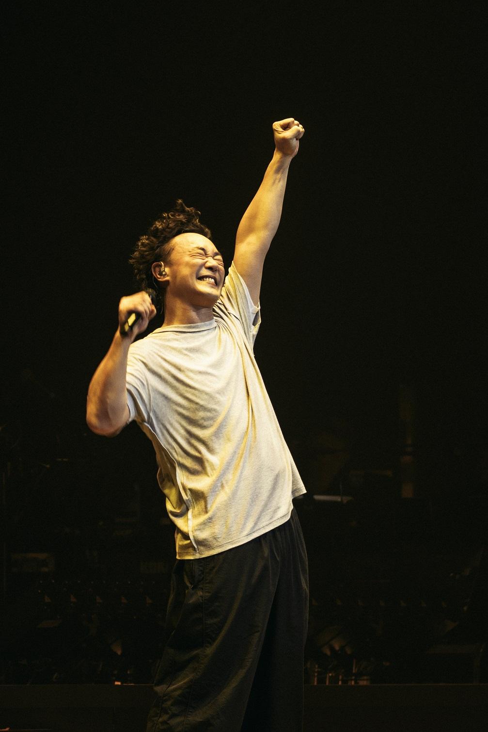 Eason在encore時唱《黃金時代》,全場大合唱。