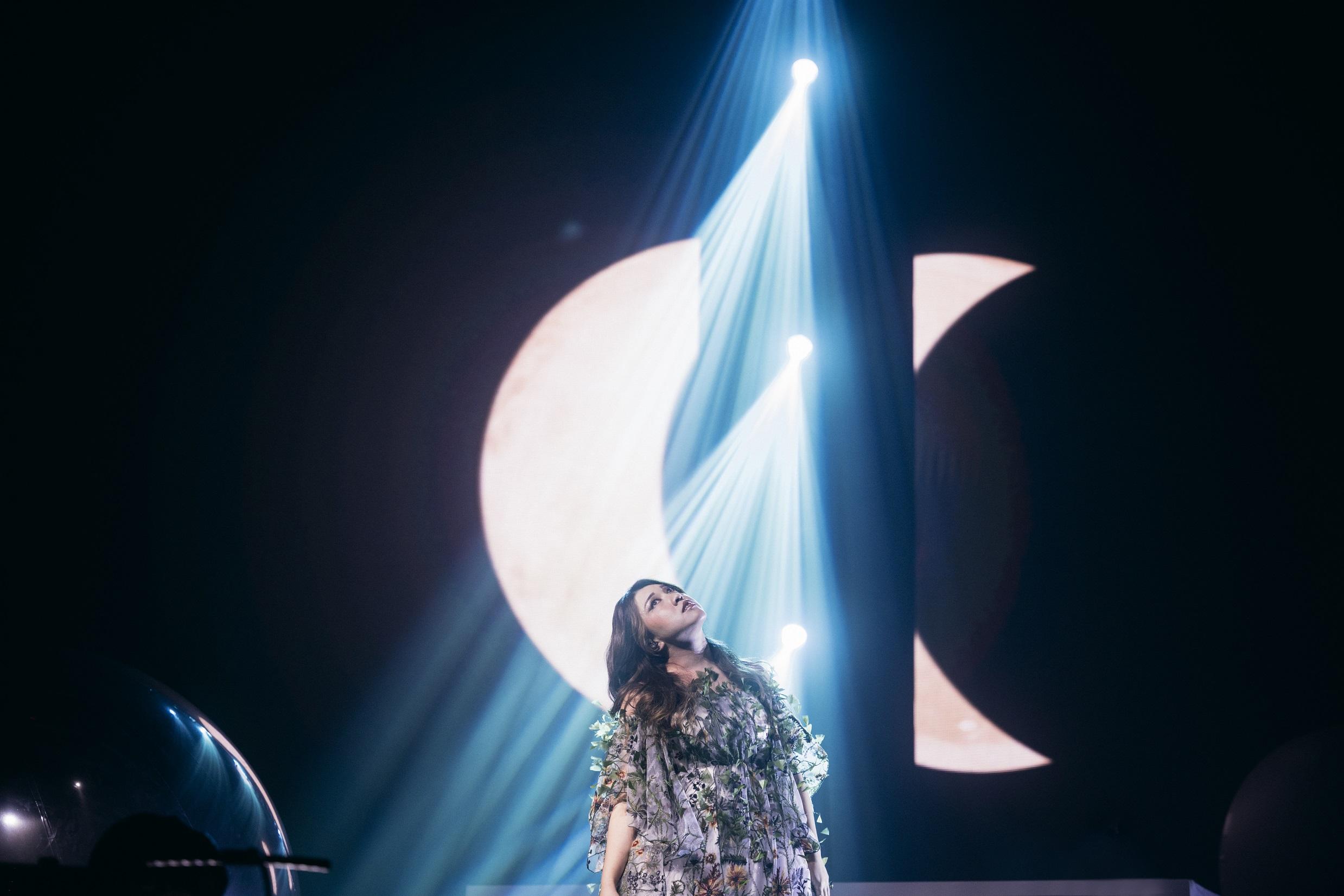 Ivana與Serrini合作開騷,被形容猶如兩件會行走唱歌的藝術品。