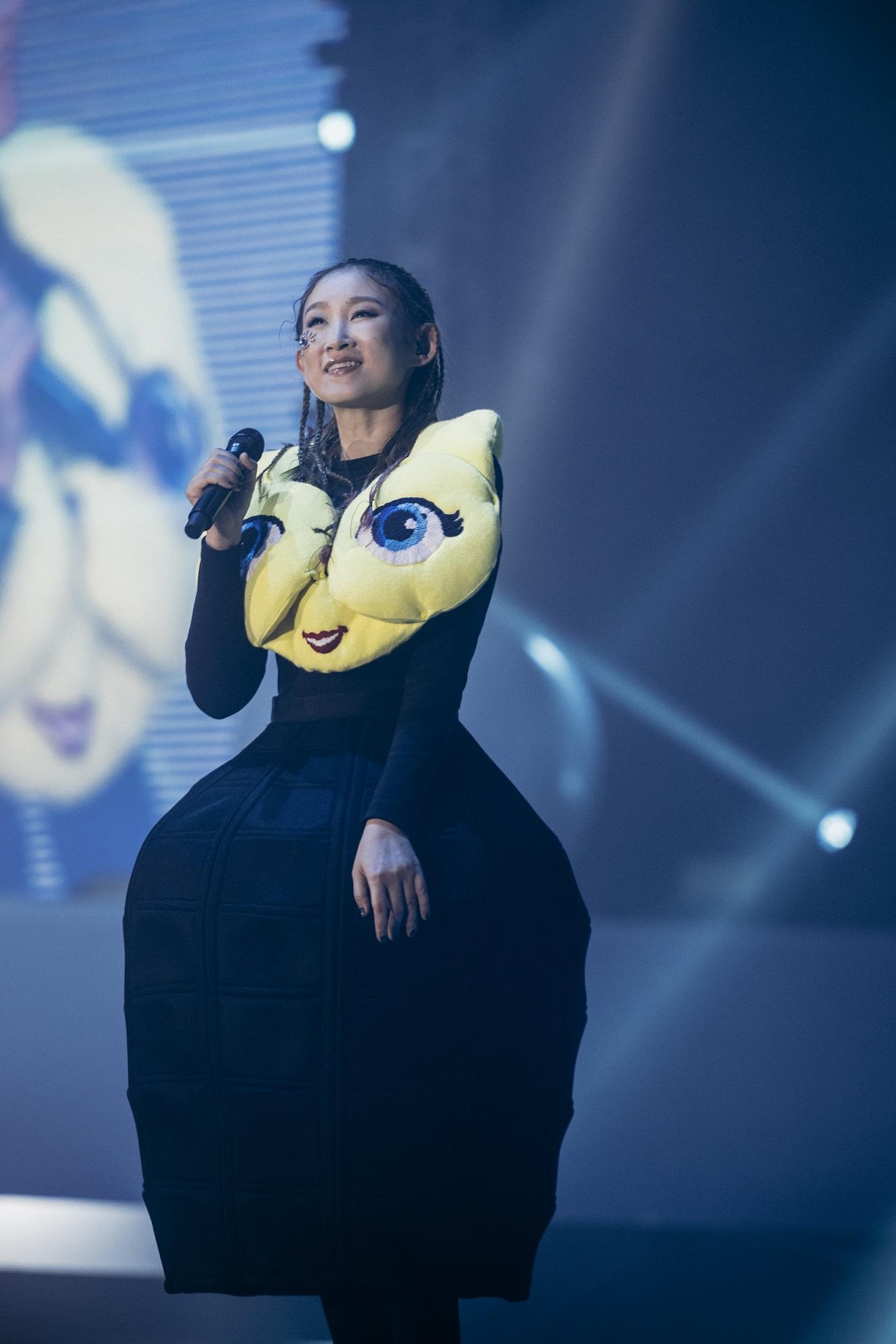 Ivana自言條腰好幼,皆因上面下面都好大。