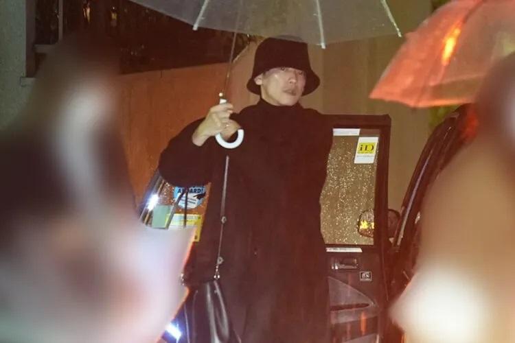 佐藤健日前深夜被拍到冒雨抵達一間私竇酒吧。