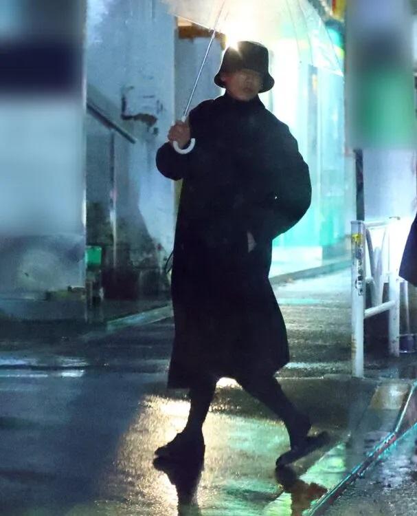 佐藤健被指之後跟兩名女子轉場到諧星好友早川信行寓所睇世界盃。