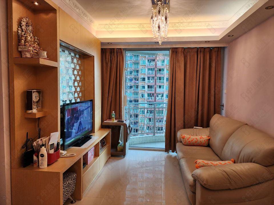 客廳外接露台,方便晾曬衣物。(代理提供)