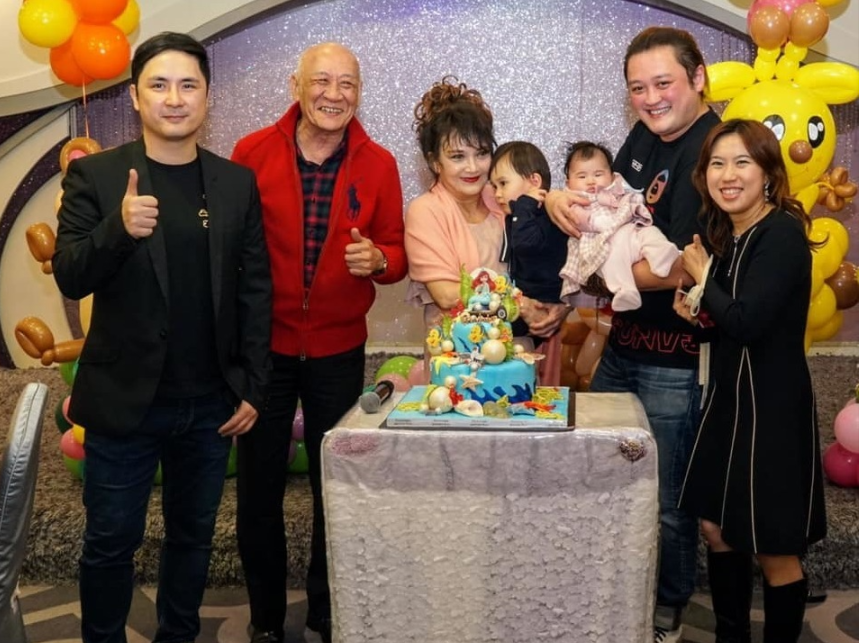 施明常常出席家庭聚會。