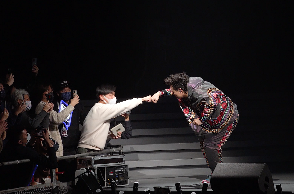 歌迷在演唱會期間,成功取得Eason簽名。