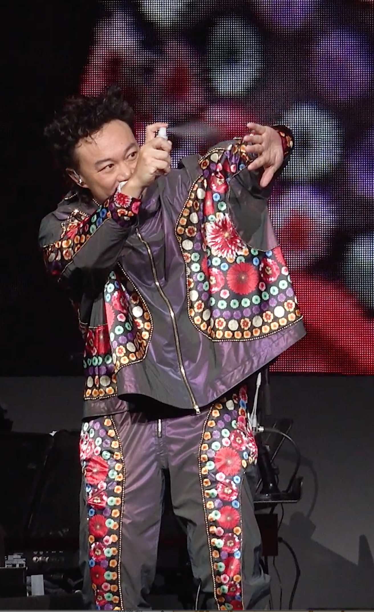 Eason簽名後,搞笑地在台上以酒精消毒。