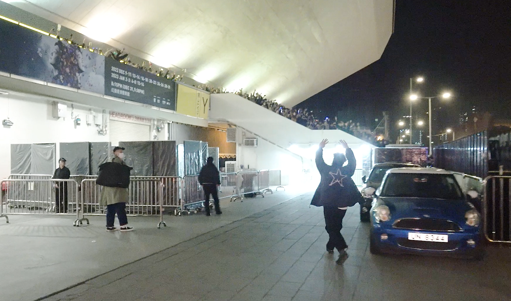 歌迷在Eason離開紅館時,合唱聖誕歌為他打氣。