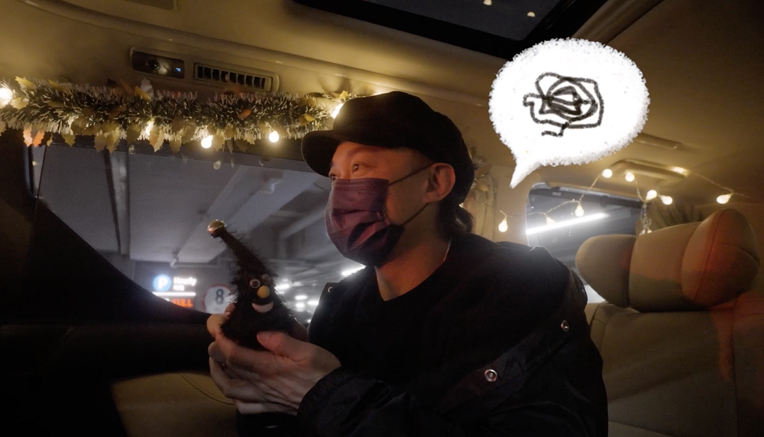 Eason獲工作人員布置聖誕座駕,口裡投訴,實是甜在心頭。