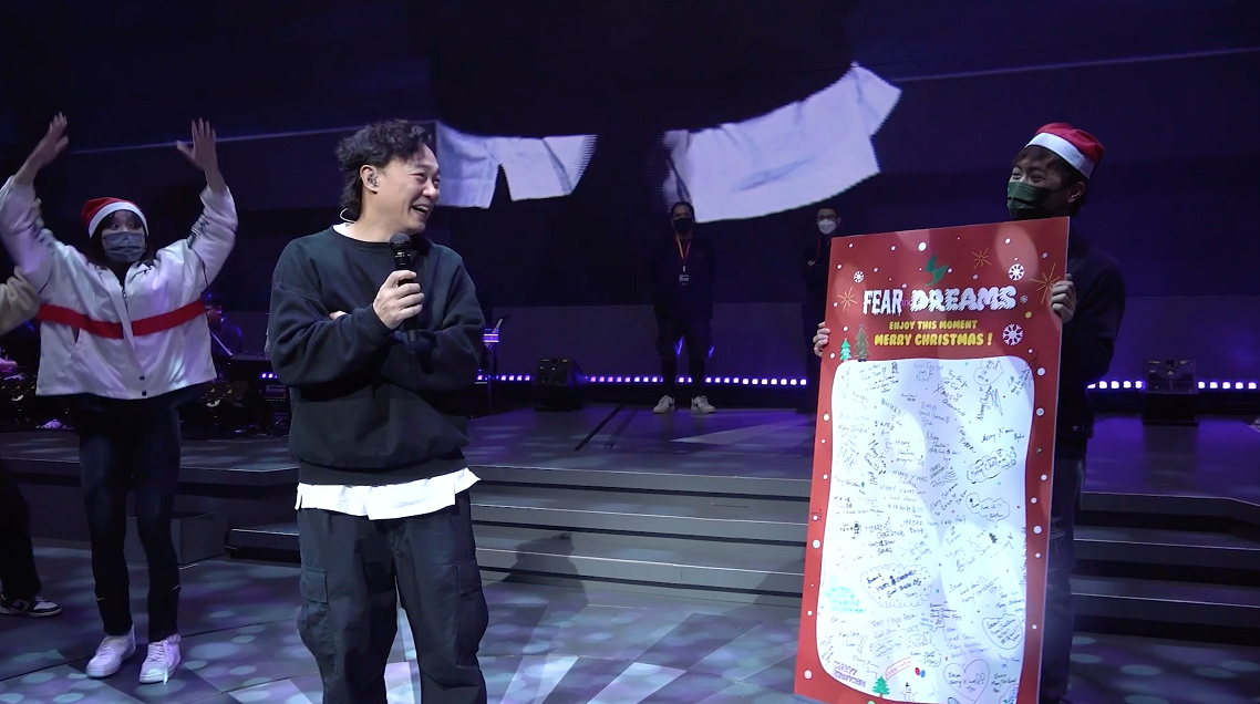 Eason獲送上逾百工作人員簽名的巨型聖誕咭。