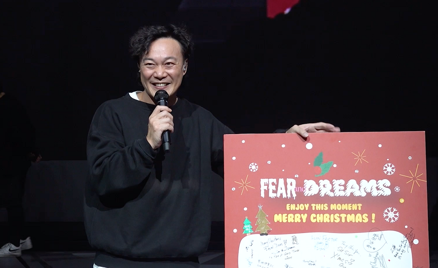 Eason獲送上逾百工作人員簽名的巨型聖誕咭。