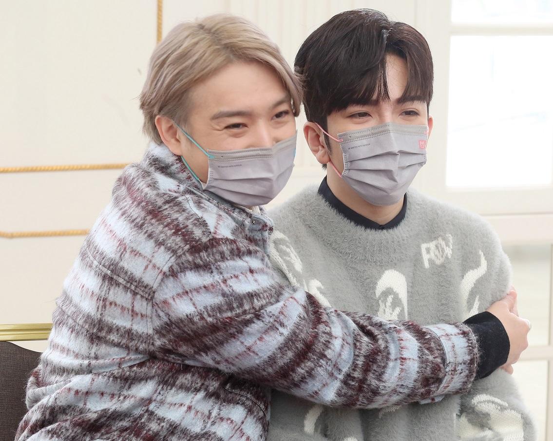 Jer口裡說教主不可愛,行動上則攬實Anson Lo。(董立華攝)