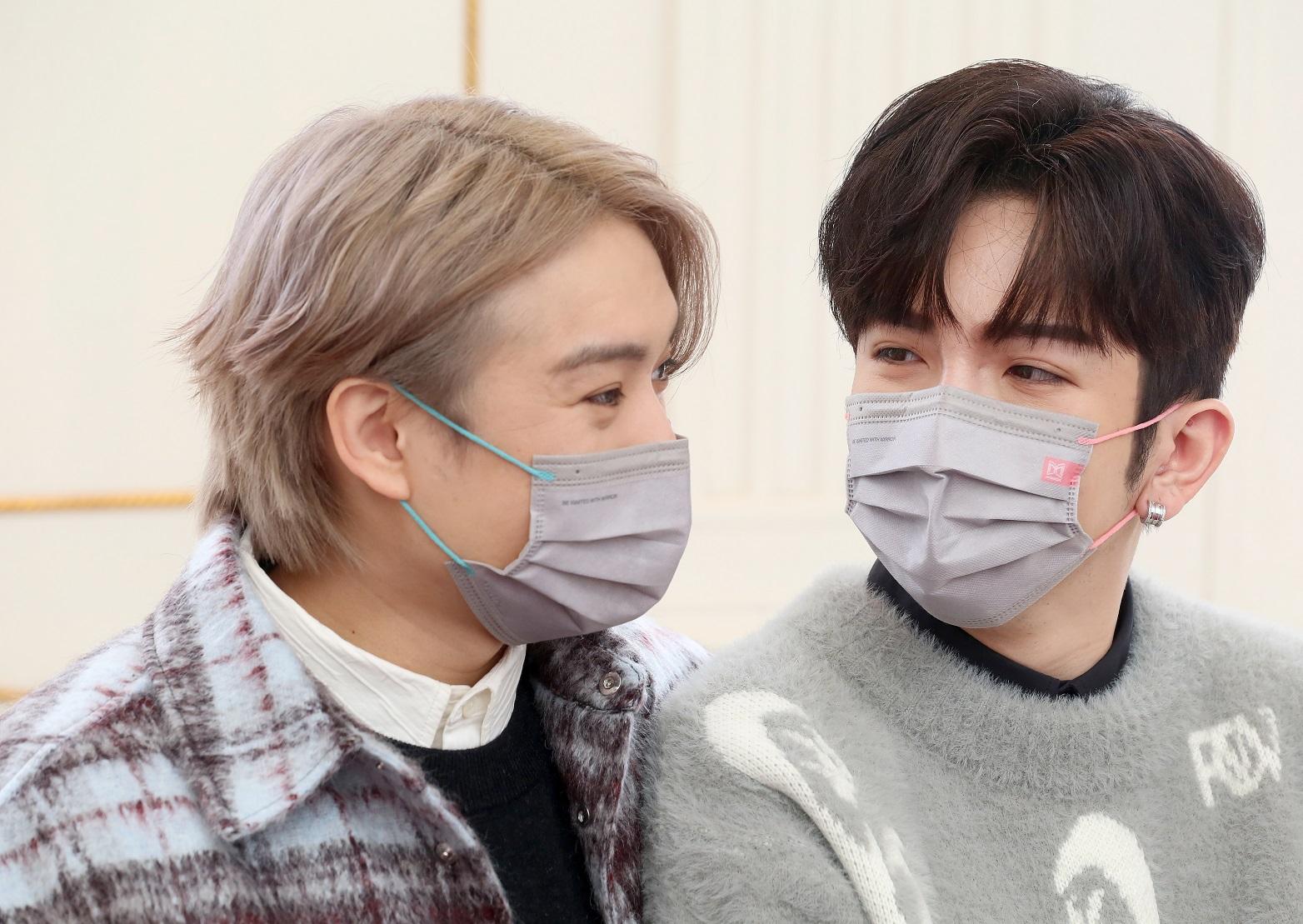 Anson Lo與Jer受訪時大派福利,另類放閃。(董立華攝)