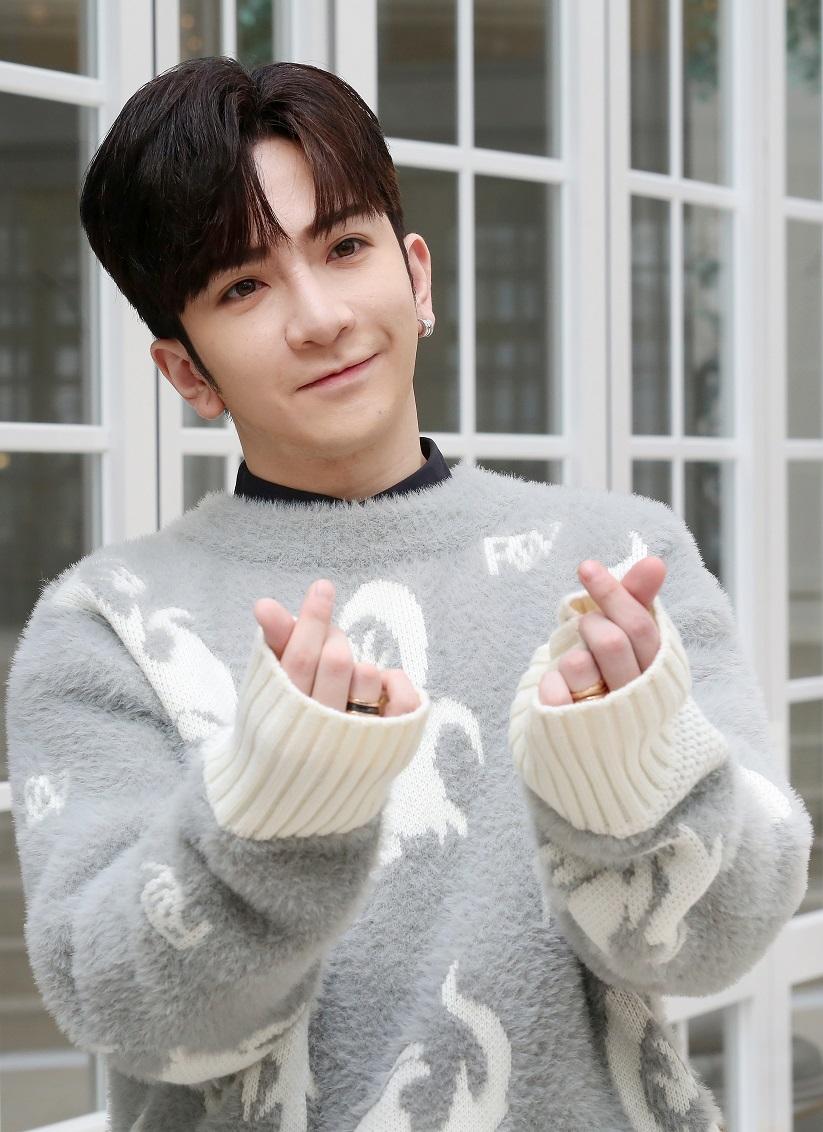 Anson Lo派心,神徒們接住。 (董立華攝)