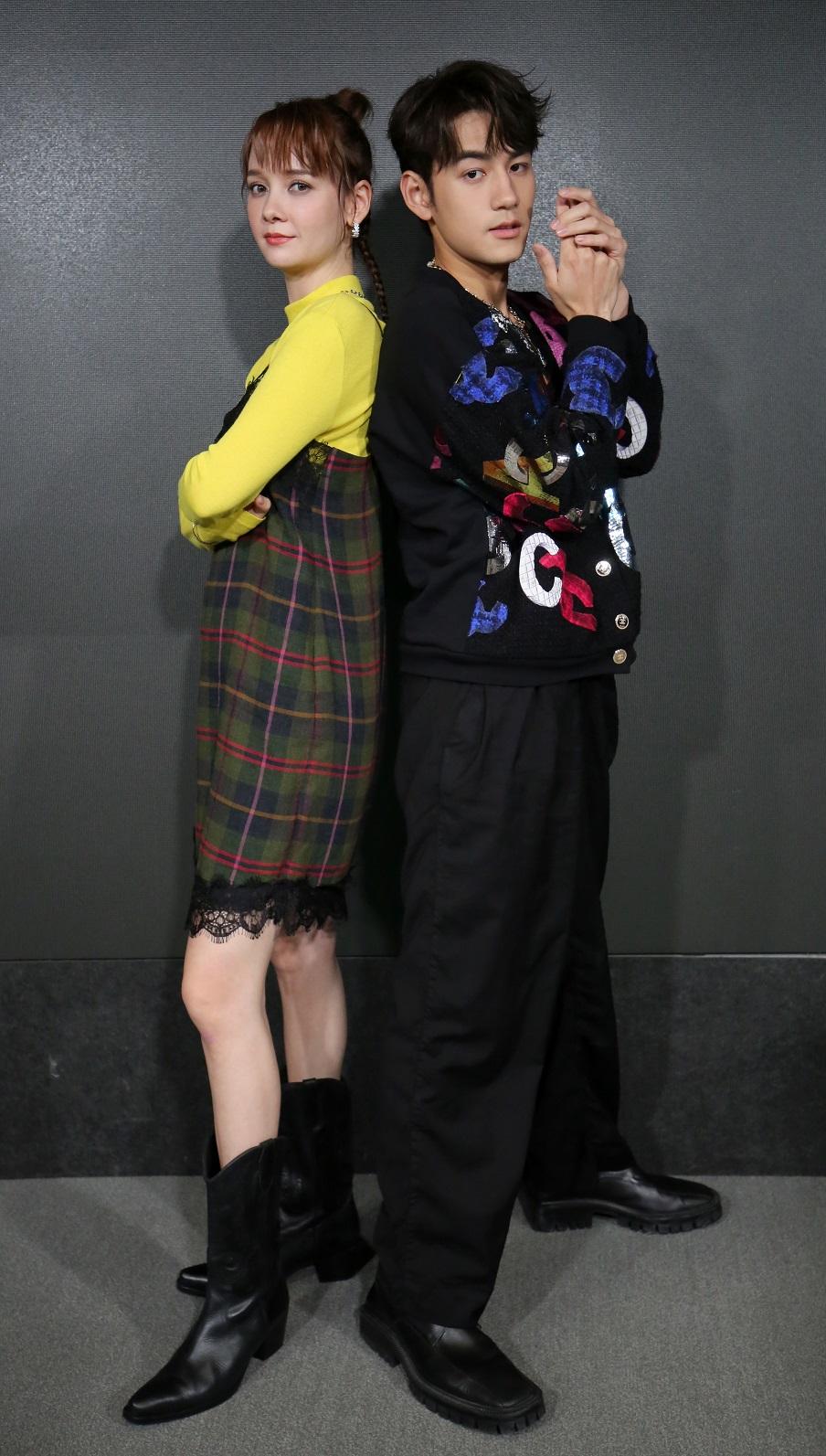 Jeffrey與Asha在拍照上,扮神探與特工。(董立華攝)