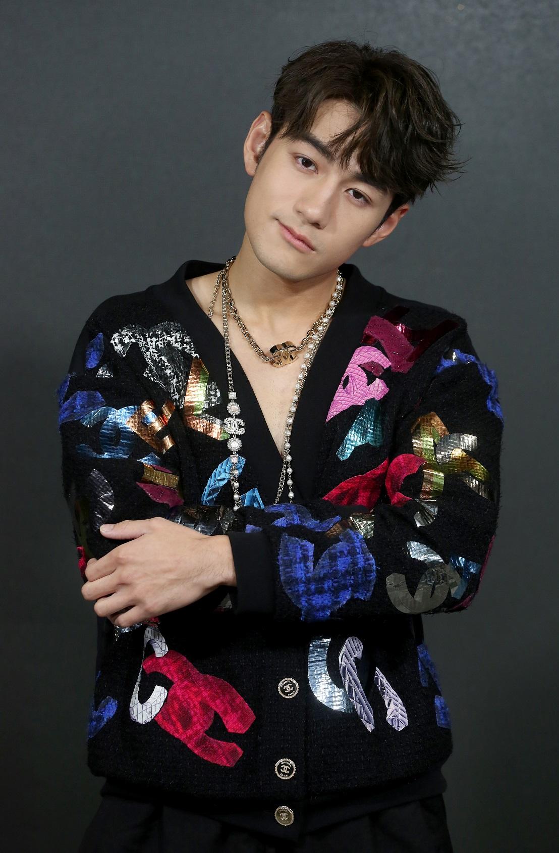 Jeffrey聽Asha大談與Anson Lo演親密戲,一臉無奈勁葡萄。(董立華攝。)