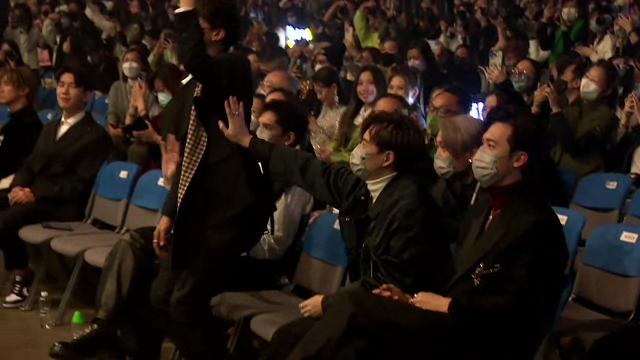 AK起身著Ian要多謝他。