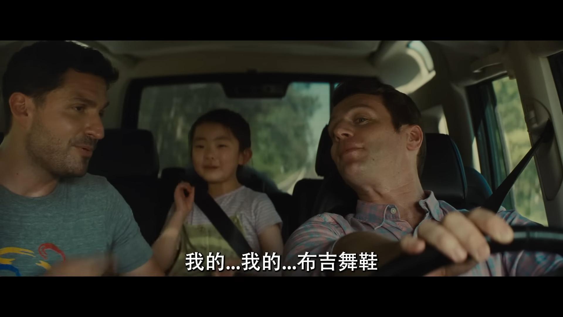 女孩與兩位養父度假。