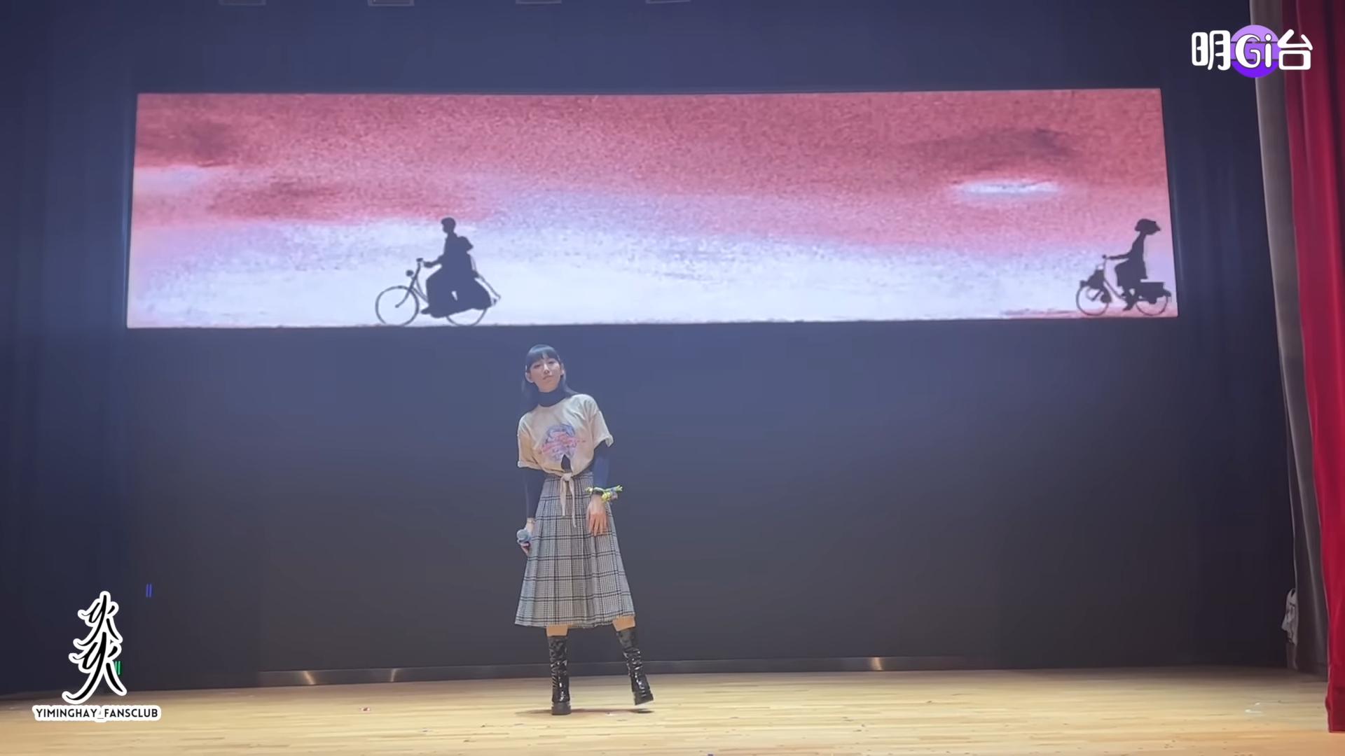 炎明熹在學校用回自己的真名上台獻唱。