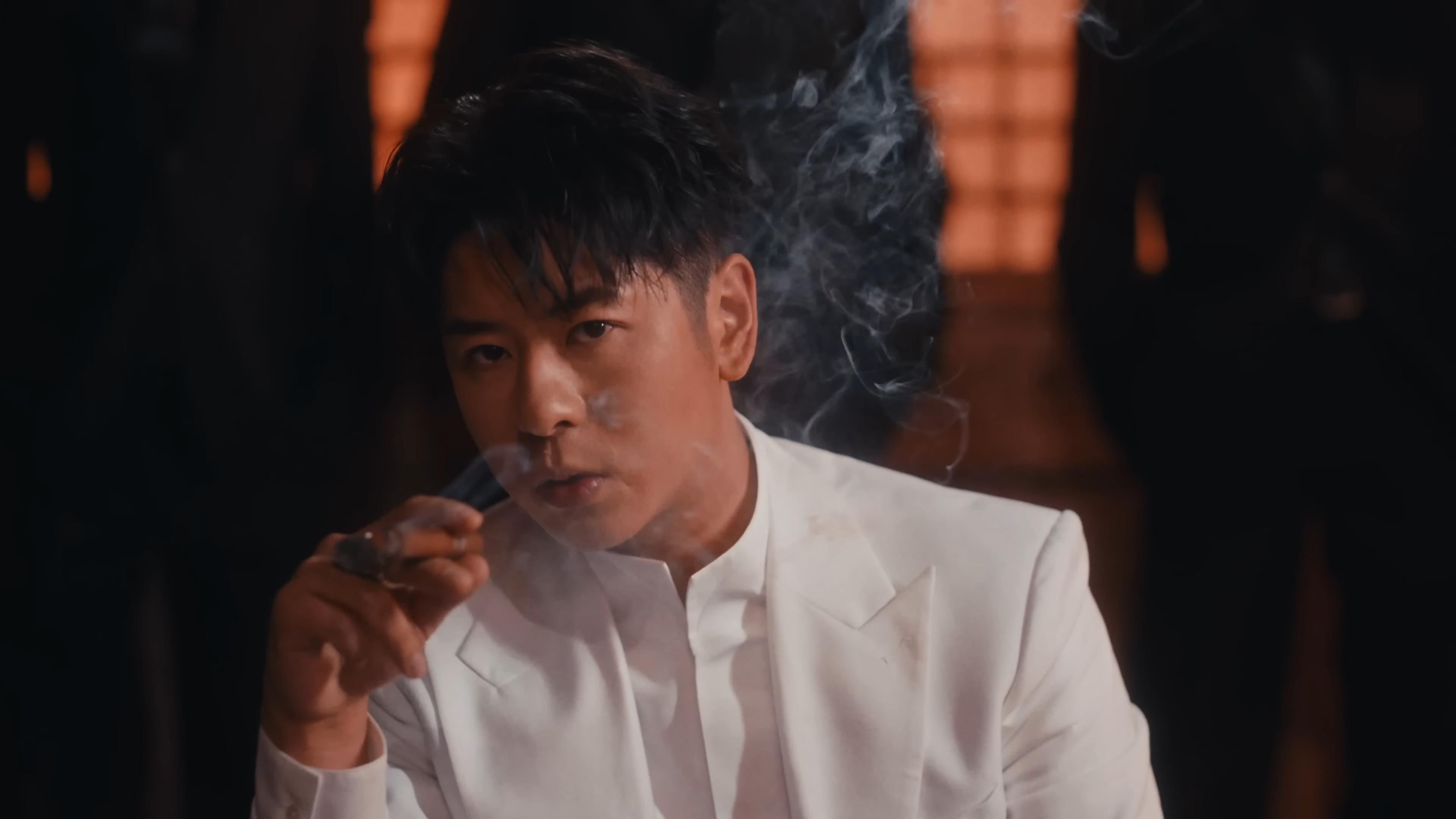 Alfred自言搣甩枷鎖,在MV中首次食雪茄。