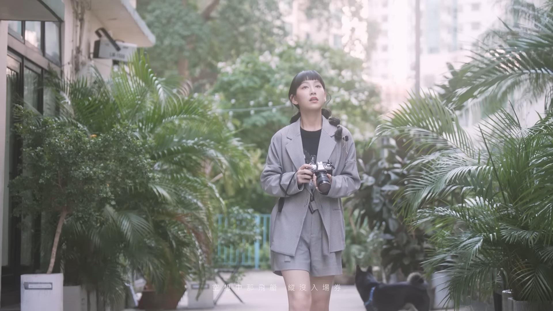 Gigi笑言拍《好想約你》MV猶如港島區一日遊。(截圖)