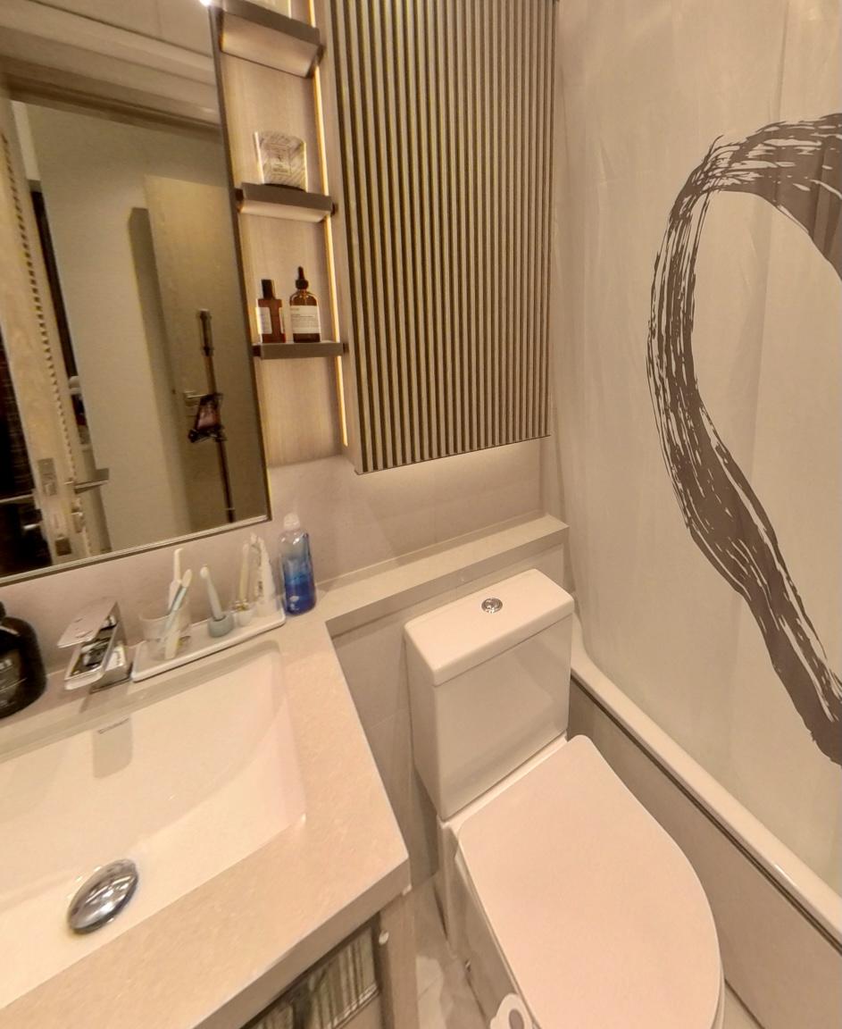 主人套房浴室配套整齊企理。