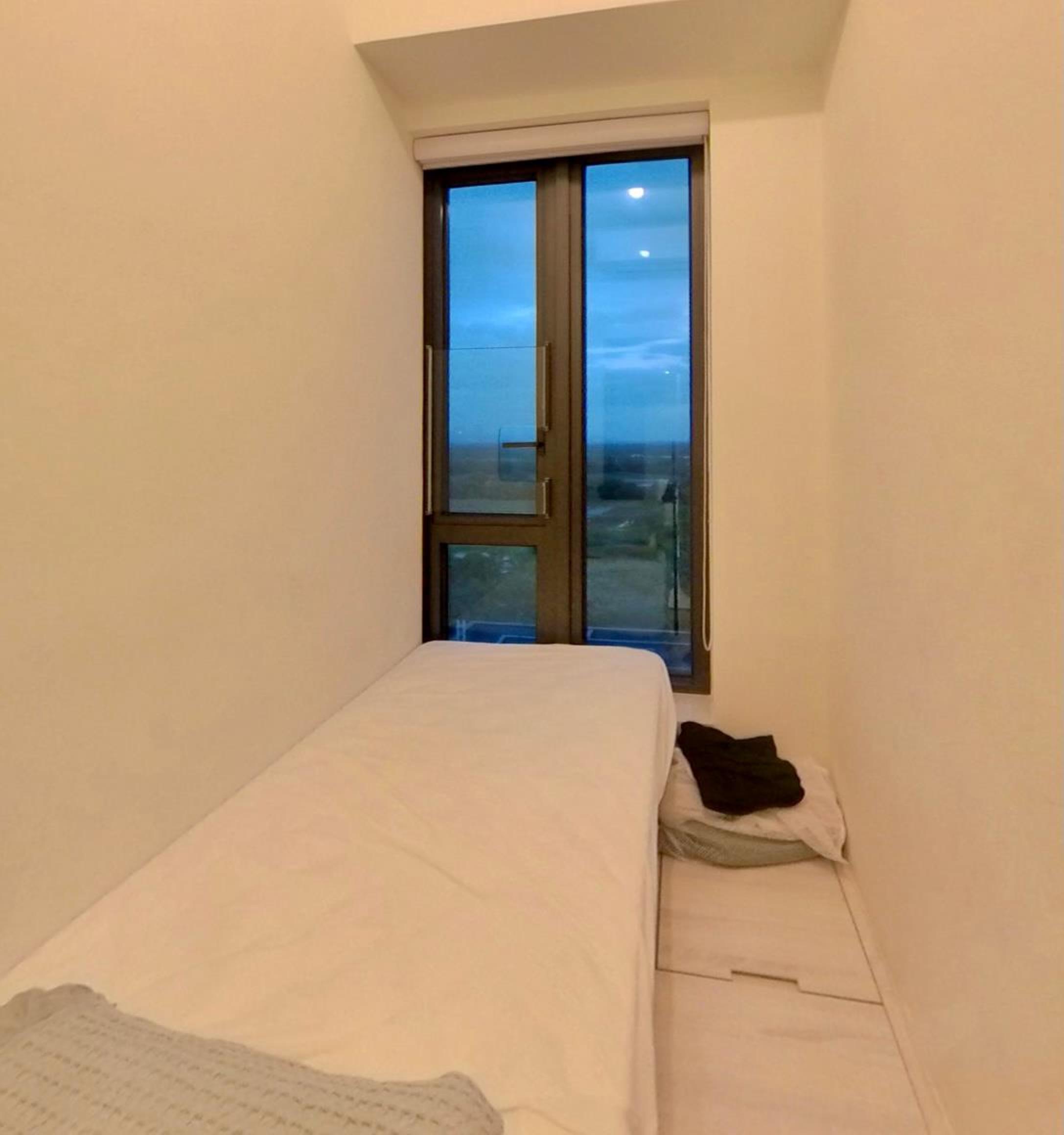 單位為套三房連儲物房間隔,儲物房被改為工人房,並附有地台。