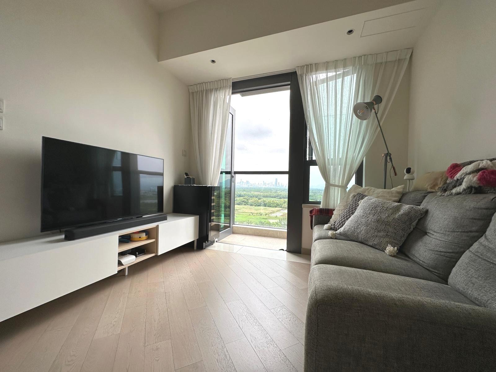 客廳外接露台,間隔寬敞、光線足,裝修亦相當新淨簡約。