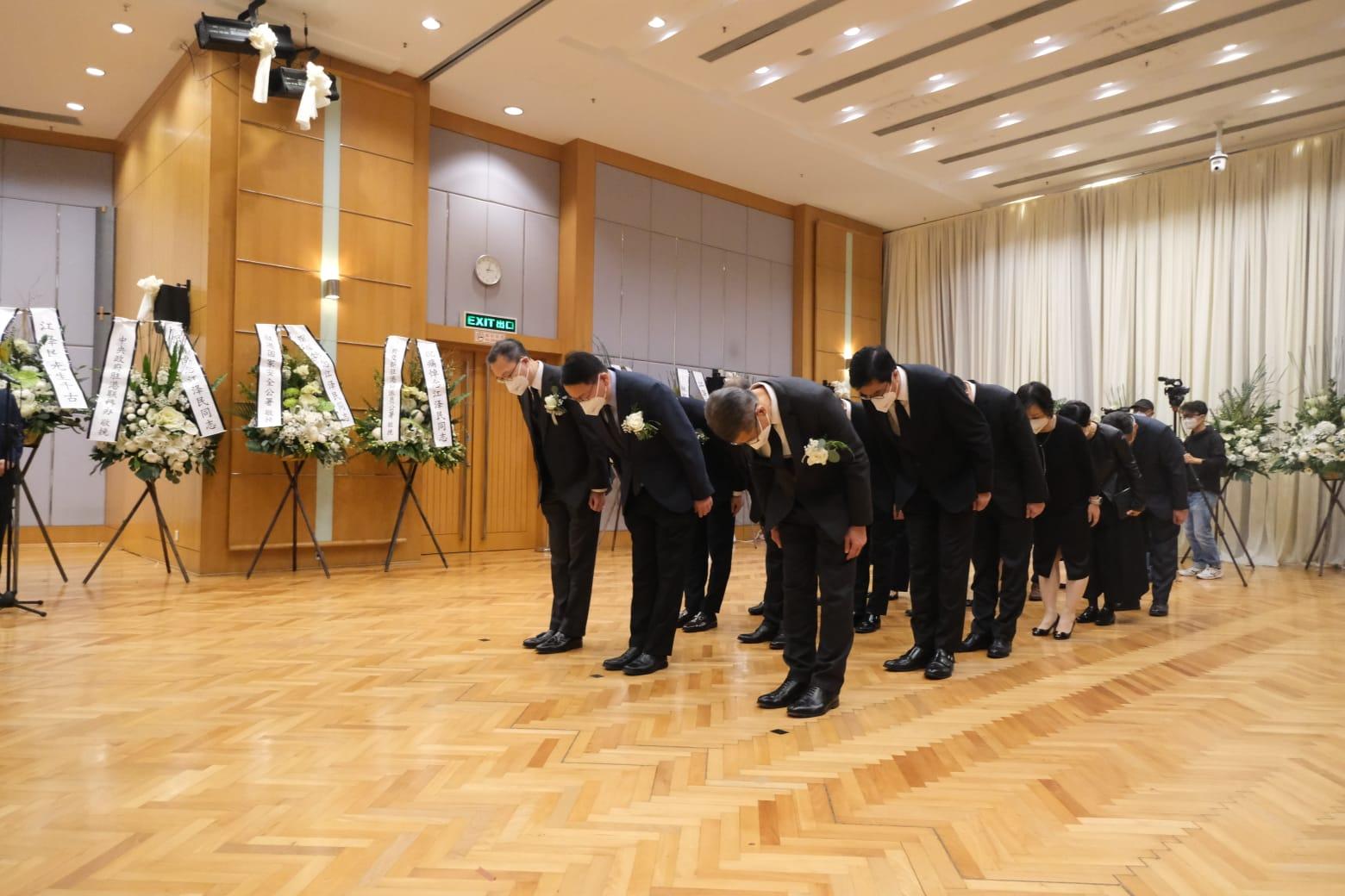 江澤民逝世|中聯辦設靈堂供弔唁 特首李家超等主要官員下午抵達悼念 (持續更新)